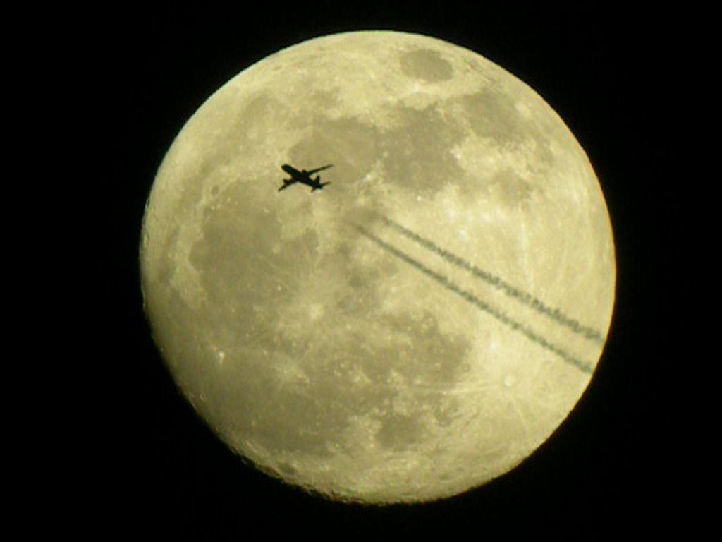Un avion passe devant la Lune